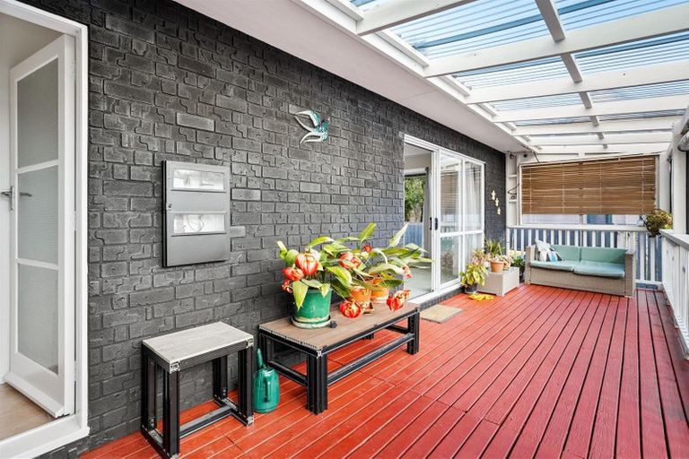 Photo of property in 42 Yeovil Road, Te Atatu Peninsula, Auckland, 0610