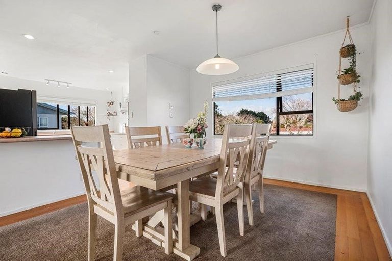 Photo of property in 2 Litchfield Place, Clarks Beach, 2122