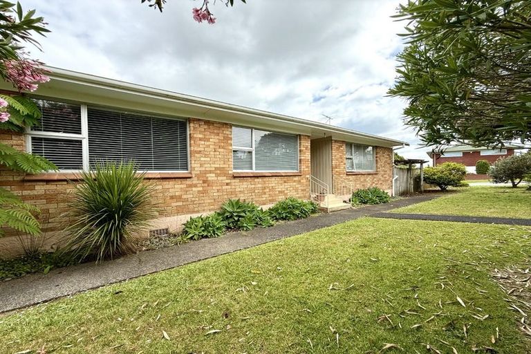 Photo of property in 1/62 Vera Road, Te Atatu South, Auckland, 0610