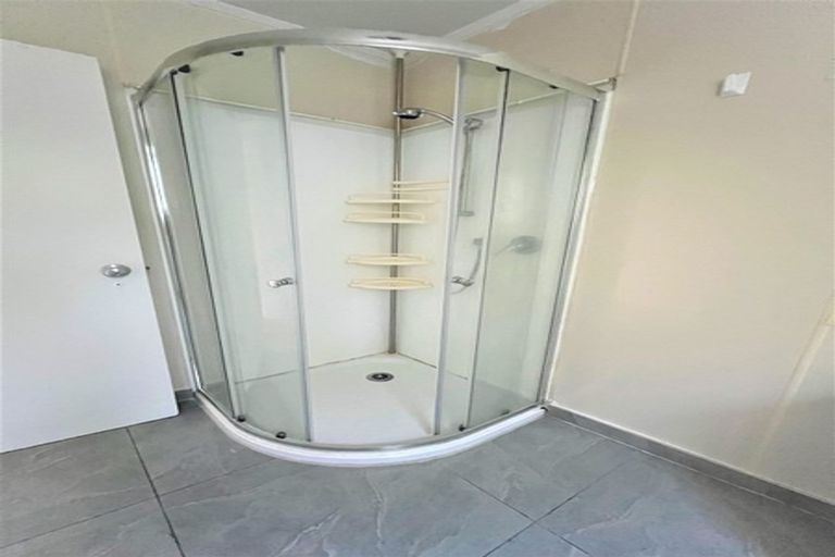 Photo of property in 21 Rehia Road, Massey, Auckland, 0614