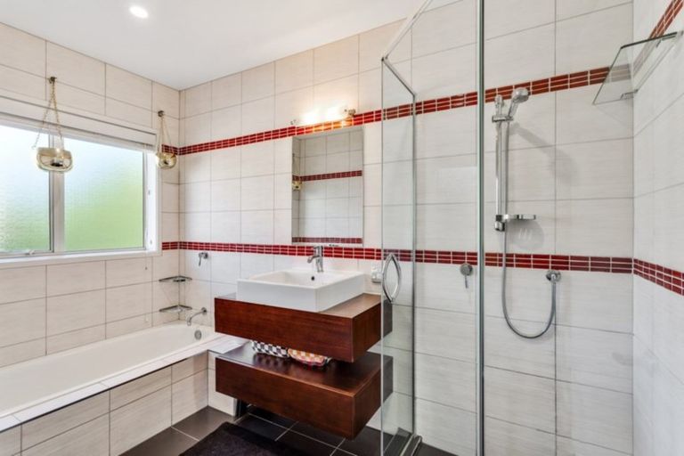 Photo of property in 9 Sandown Road, Rothesay Bay, Auckland, 0630