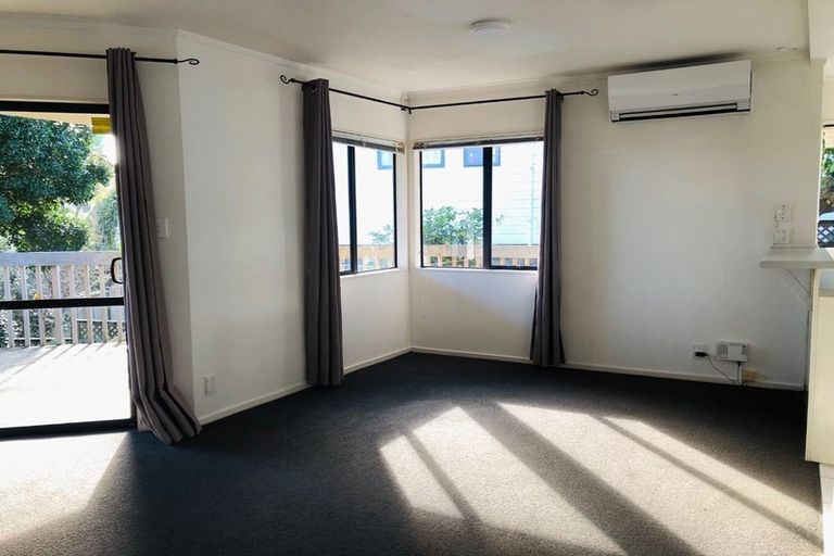 Photo of property in 5 Goldfinch Rise, Unsworth Heights, Auckland, 0632