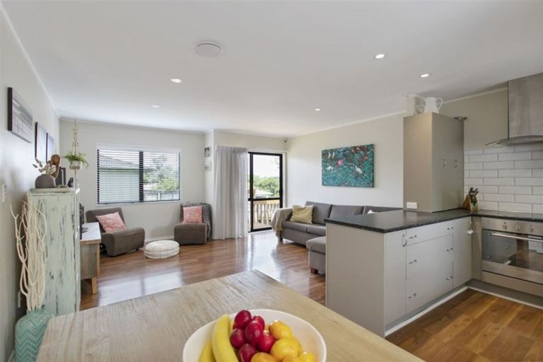 Photo of property in 1/10 Oreil Avenue, West Harbour, Auckland, 0618