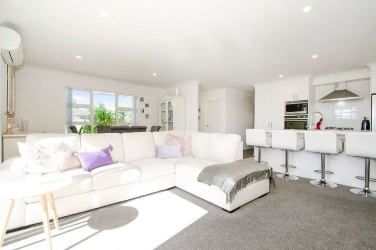 Photo of property in 5 Dumas Place, Rosehill, Papakura, 2113