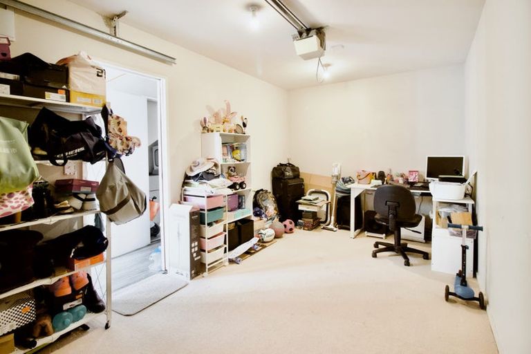 Photo of property in Lynn Park Terrace, 23/12 Ambrico Place, New Lynn, Auckland, 0600