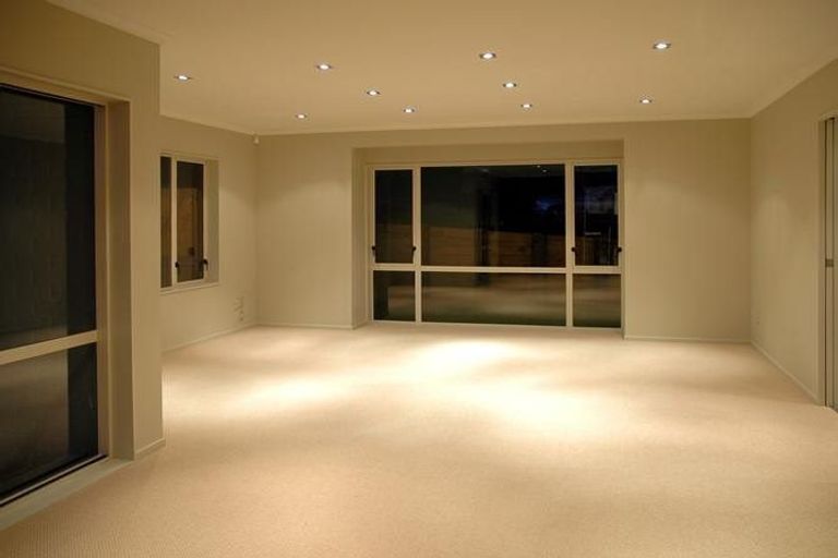 Photo of property in 21 Leburn Crescent, Flat Bush, Auckland, 2016