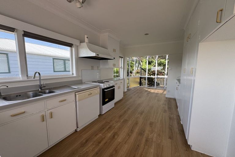 Photo of property in 314 East Coast Road, Forrest Hill, Auckland, 0620