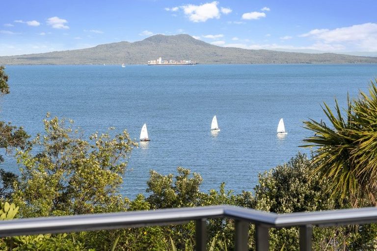 Photo of property in 6 Portal Place, Murrays Bay, Auckland, 0630
