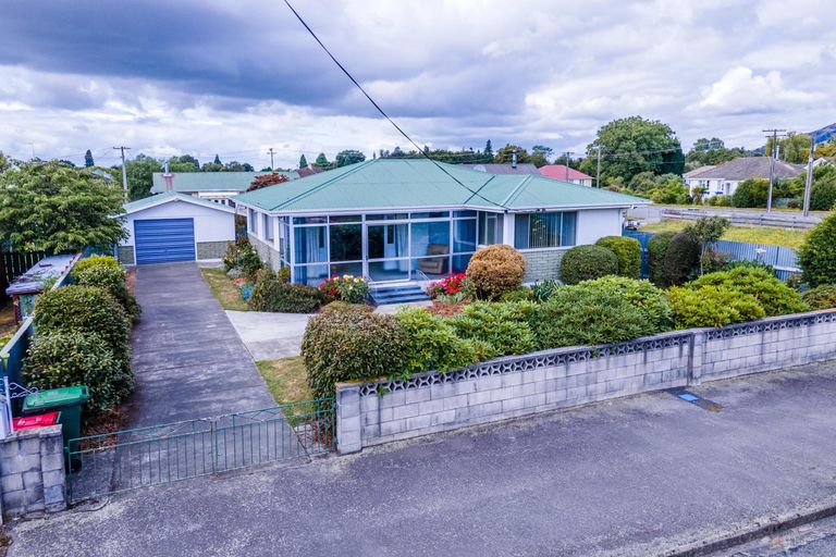 Photo of property in 1 Dixon Street, Waimate, 7924