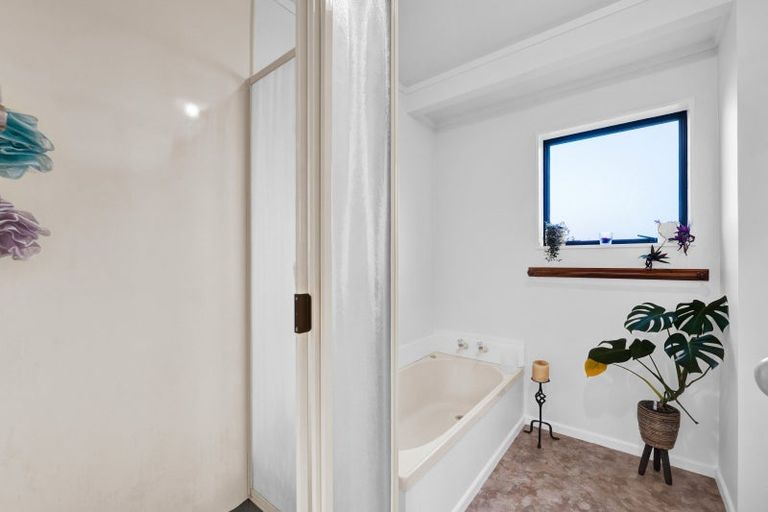 Photo of property in 24 Poplar Grove, Whalers Gate, New Plymouth, 4310