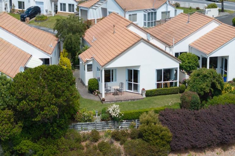 Photo of property in 4 Lakeside Villas, Whitby, Porirua, 5024