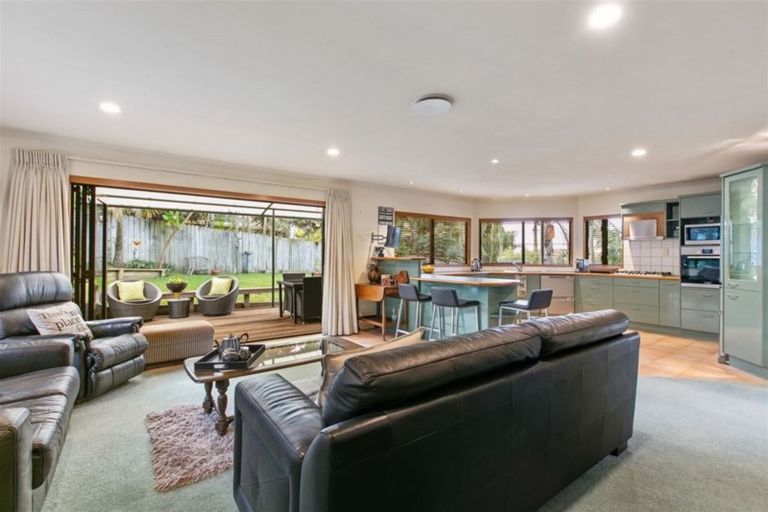 Photo of property in 23 Hogarth Rise, West Harbour, Auckland, 0618