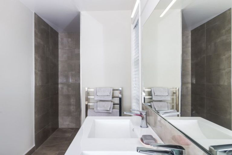 Photo of property in 1 Peregrine Place, Kinloch, Taupo, 3377