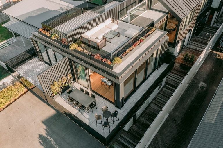 Photo of property in 124 Marine Parade, Mount Maunganui, 3116