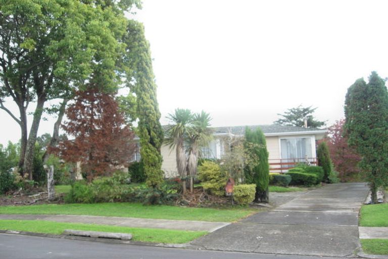Photo of property in 13 Lynley Place, Pakuranga Heights, Auckland, 2010