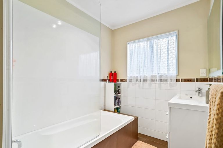 Photo of property in 44a Yeovil Road, Te Atatu Peninsula, Auckland, 0610