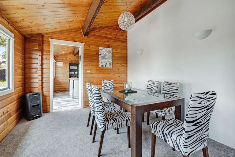 Photo of property in 8 Ngahere Views, Orewa, 0931