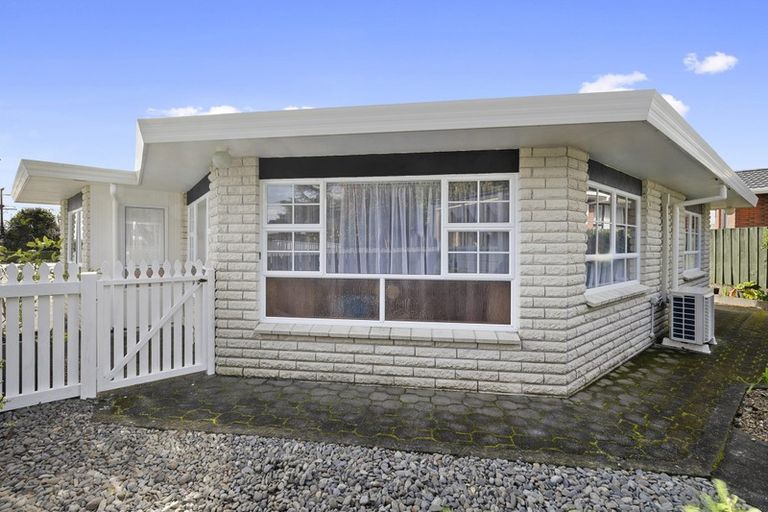 Photo of property in 2/230 Huatoki Street, Upper Vogeltown, New Plymouth, 4310