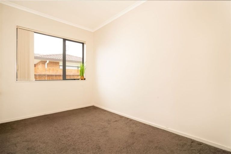 Photo of property in 8 Sid Place, Mangere, Auckland, 2022