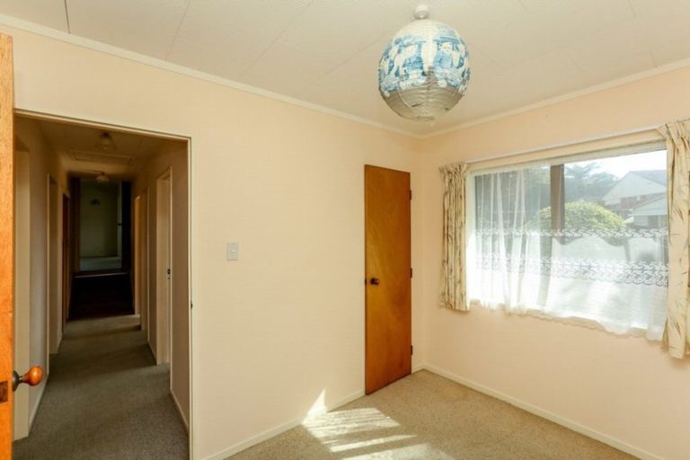 Photo of property in 8a Keats Place, Whalers Gate, New Plymouth, 4310