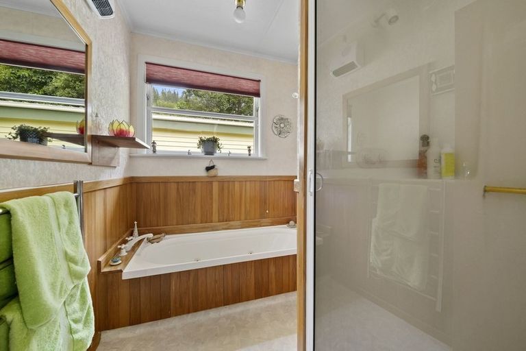 Photo of property in 136 Pinehaven Road, Pinehaven, Upper Hutt, 5019