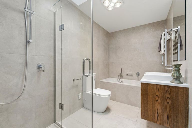 Photo of property in 4a Fowler Street, Northcote, Auckland, 0627