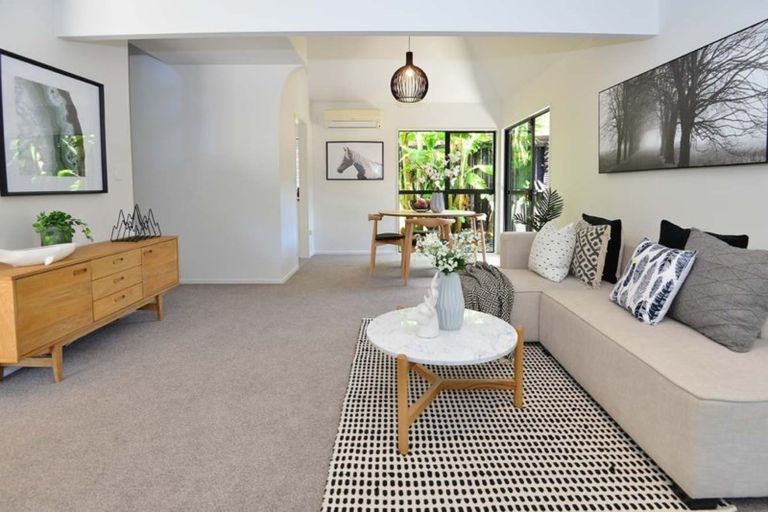 Photo of property in 2/26 Sandown Road, Rothesay Bay, Auckland, 0630