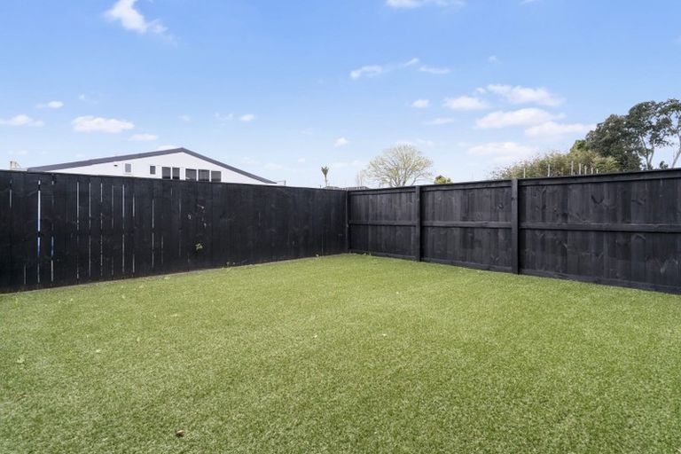 Photo of property in 1/4045f Great North Road, Glen Eden, Auckland, 0602