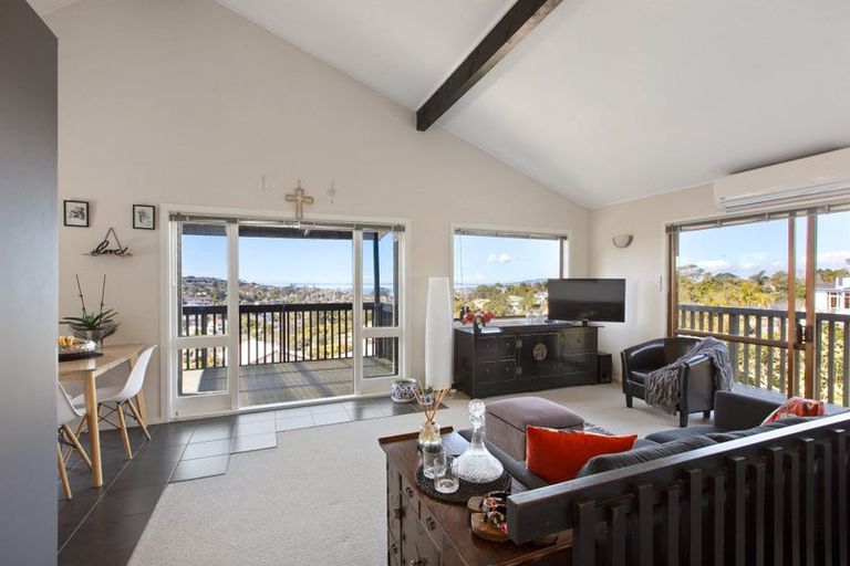 Photo of property in 2/807 East Coast Road, Northcross, Auckland, 0630