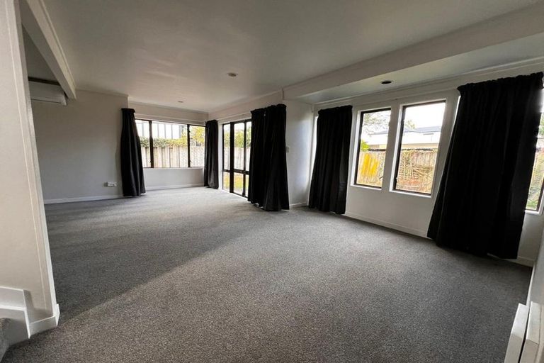 Photo of property in 3/15 Swanson Road, Henderson, Auckland, 0610