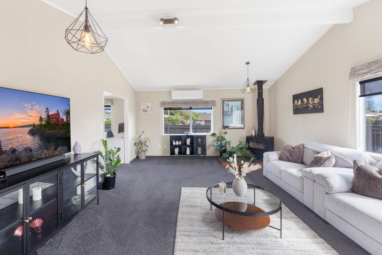 Photo of property in 21 Reeves Street, Waikanae Beach, Waikanae, 5036