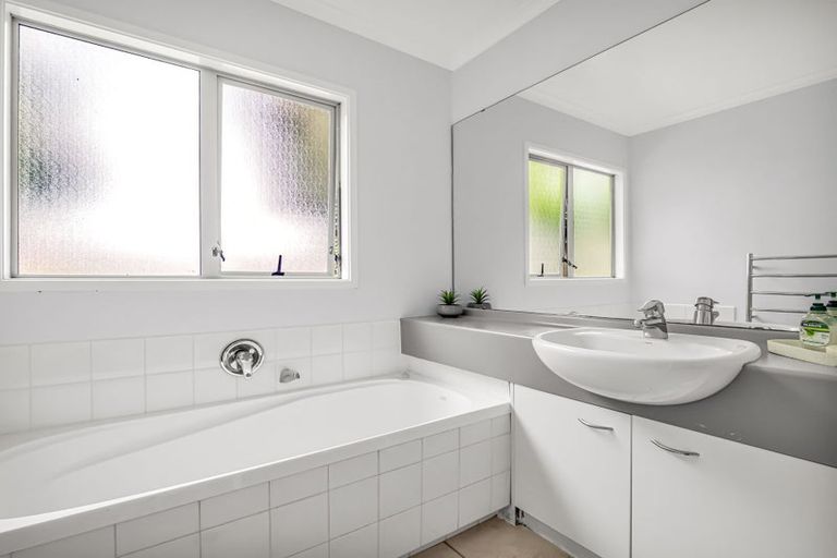 Photo of property in 92 Riverton Drive, Randwick Park, Auckland, 2105