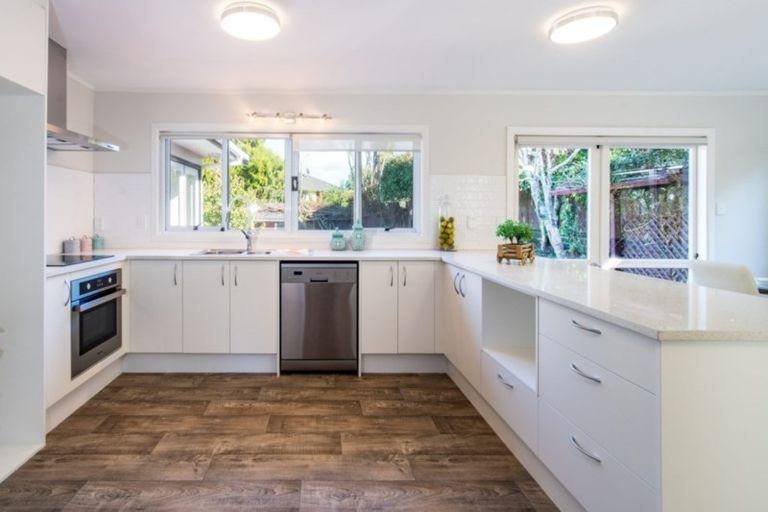 Photo of property in 70 Blakeborough Drive, Forrest Hill, Auckland, 0620