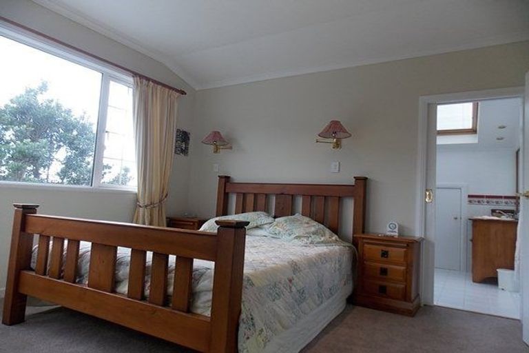 Photo of property in 15 Doris Gordon Crescent, Crofton Downs, Wellington, 6035