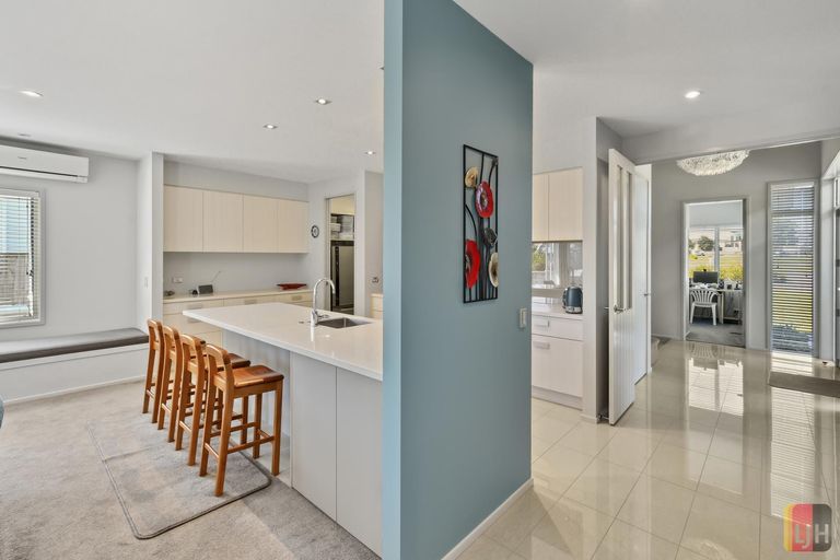 Photo of property in 2 Portofino Point, Karaka, Papakura, 2113