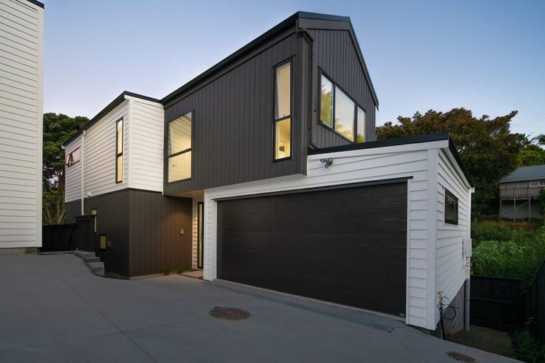 Photo of property in 24c Scarlock Avenue, Browns Bay, Auckland, 0630