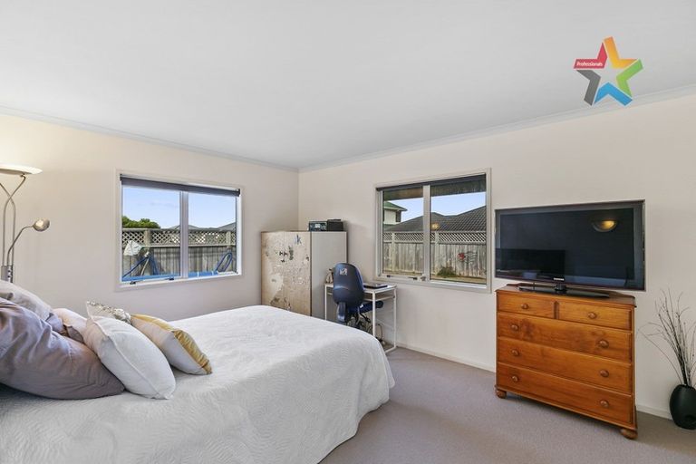 Photo of property in 8 Bennett Grove, Newlands, Wellington, 6037