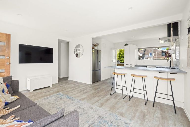 Photo of property in 1/92 Saddleback Rise, Murrays Bay, Auckland, 0630