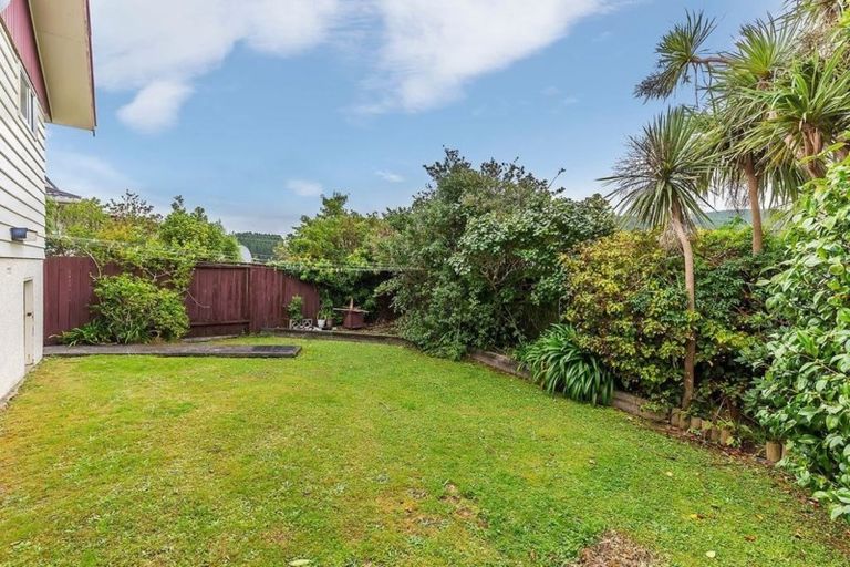 Photo of property in 1 Zande Terrace, Tawa, Wellington, 5028