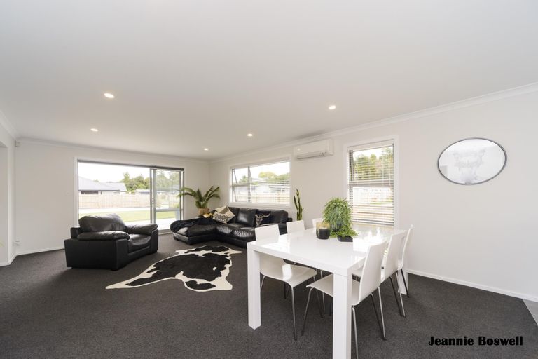 Photo of property in 14 Freedom Drive, Kelvin Grove, Palmerston North, 4414