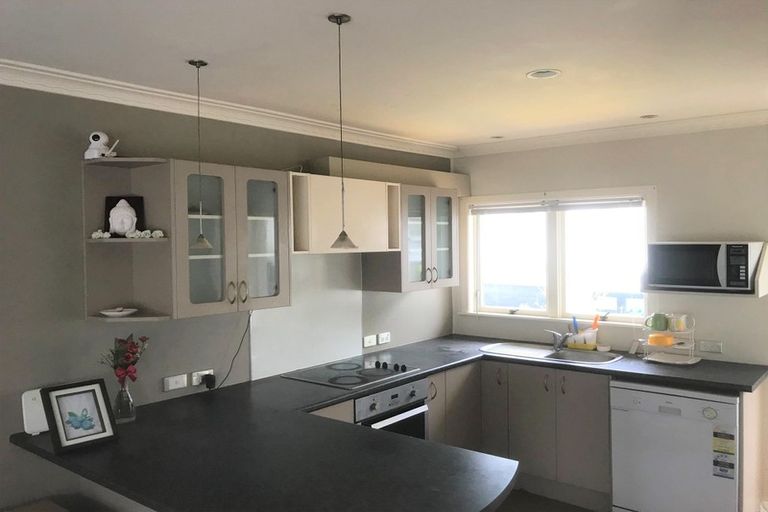 Photo of property in 2/174 East Coast Road, Forrest Hill, Auckland, 0620