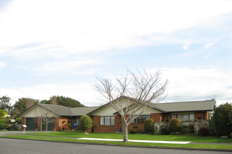 Photo of property in 16 Kinross Drive, Merrilands, New Plymouth, 4312