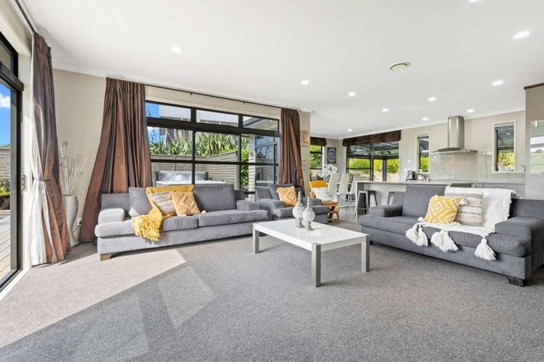 Photo of property in 14 Regis Lane, Flat Bush, Auckland, 2019