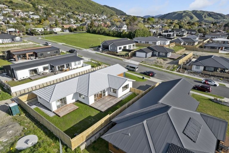Photo of property in 18 Karearea Avenue, Waikanae, 5036