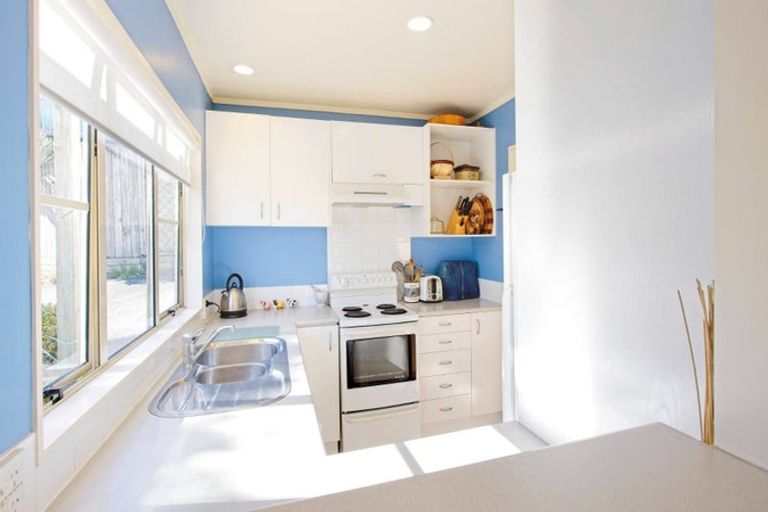 Photo of property in 2/30 Sunset Road, Unsworth Heights, Auckland, 0632