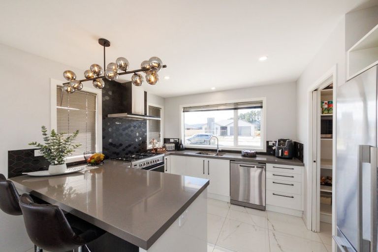 Photo of property in 47 Atlantic Drive, Fitzherbert, Palmerston North, 4410