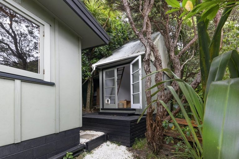 Photo of property in 33 Glenesk Road, Piha, New Lynn, 0772