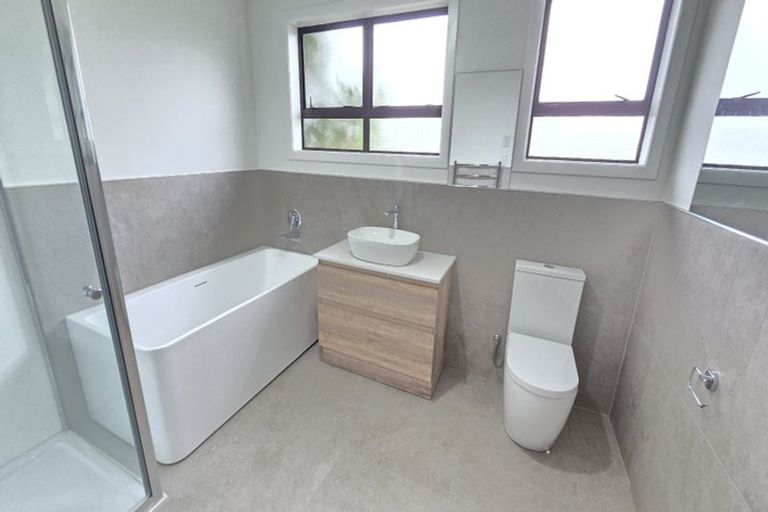 Photo of property in 16 Enderby Drive, Te Atatu Peninsula, Auckland, 0610