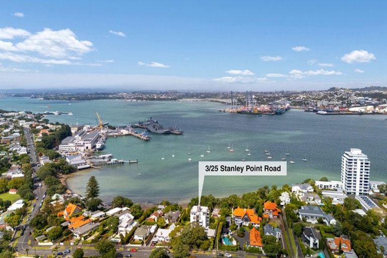Photo of property in 3/25 Stanley Point Road, Stanley Point, Auckland, 0624