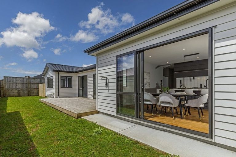 Photo of property in 11 Mcindoe Road, Kumeu, 0810
